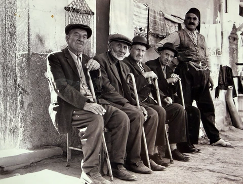 Photographie en noir et blanc d’un groupe d’hommes