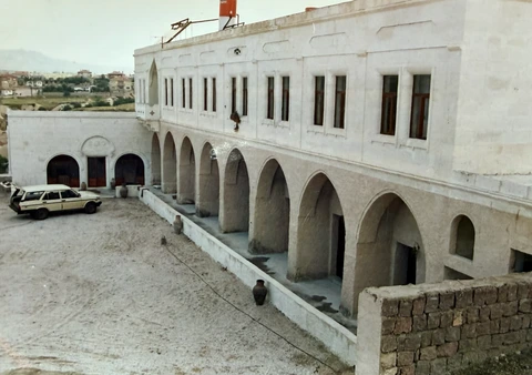 Une ancienne photographie de la cour de l’hôtel