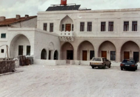 Une ancienne photographie de la cour de l’hôtel