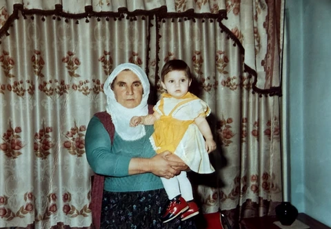 Une femme et un enfant sur une ancienne photographie