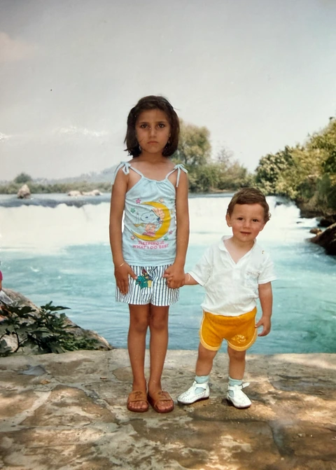 Deux enfants sur une ancienne photographie