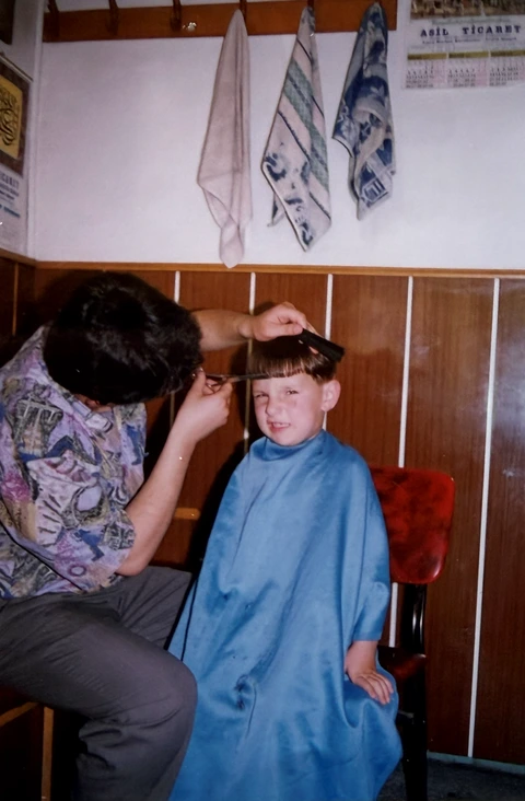 Un enfant chez le coiffeur