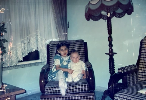 Deux enfants sur une ancienne photographie