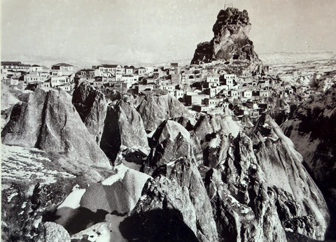 Vue du château d’Ortahisar en noir et blanc