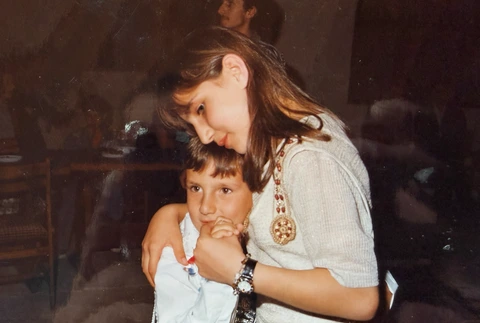 Une femme et un enfant sur une ancienne photographie