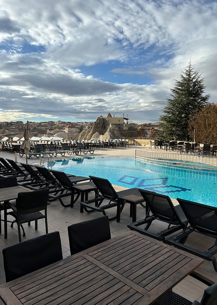 Pool und Terrasse des Burcu Kaya Hotel